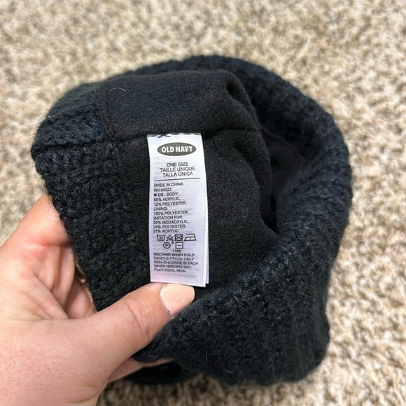 EUC Old Navy beanie with pompom - Picture 2 of 2